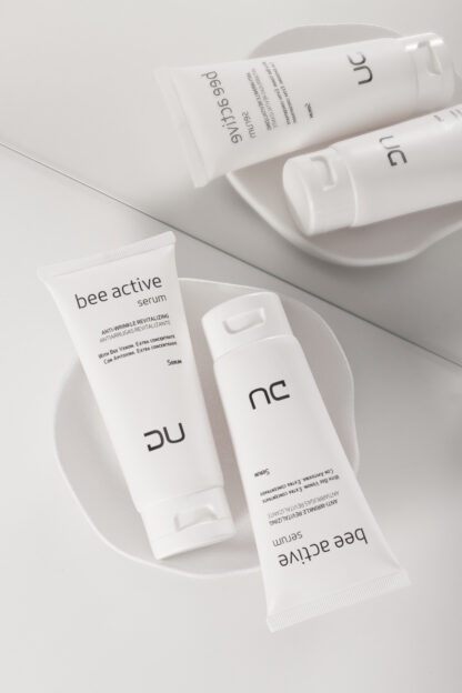 Envase de Bee Active Serum de DU Cosmetics, sérum facial intensivo con apitoxina y ácido hialurónico.