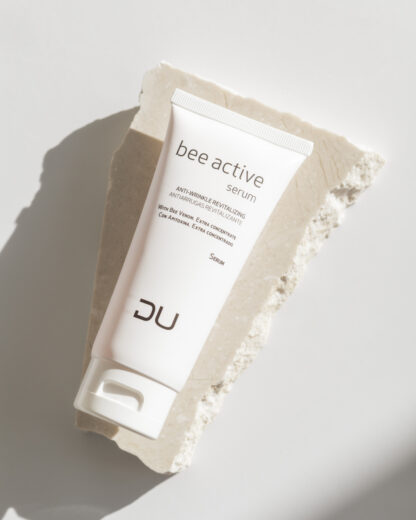 Envase de Bee Active Serum de DU Cosmetics, sérum facial intensivo con apitoxina y ácido hialurónico