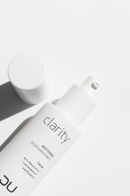 Clarity Cream DU Cosmetics en frasco de 50 ml, crema despigmentante con vitamina C, arbutina y activos iluminadores.