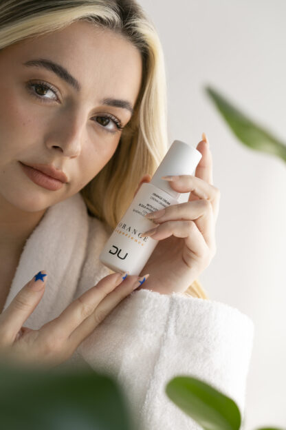 Orange Cream DU Cosmetics en envase de 50 ml, crema hidratante multivitamínica con extracto de naranja y seda.