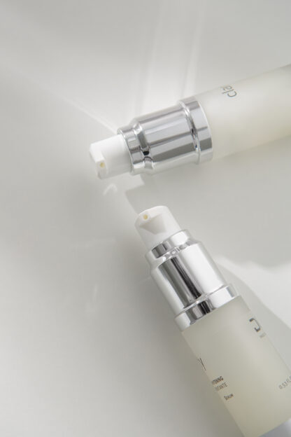 Clarity Serum DU Cosmetics en gotero de 15 ml, sérum iluminador con vitamina C para piel apagada y ojeras oscuras.
