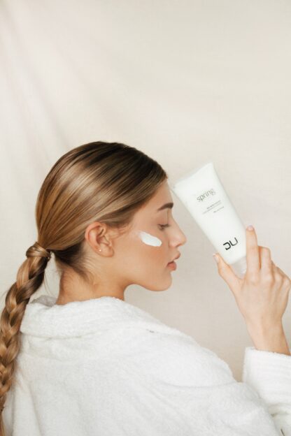 Spring Scrub DU Cosmetics en tubo de 200 ml, exfoliante facial con micropartículas para piel grasa y seborreica.