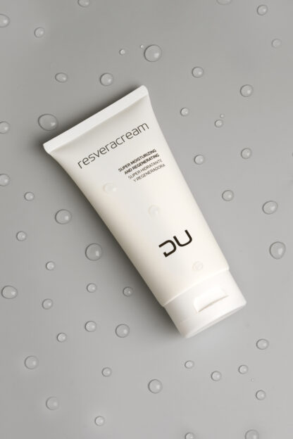 Resveracream DU Cosmetics en tubo de 100 ml, crema antioxidante de día con 30 activos antiaging y efecto booster.
