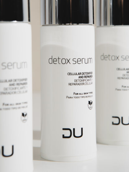 Detox Serum de DU Cosmetics en formato airless de 35 ml, sérum oleoso detoxificante y reparador celular para todo tipo de pieles.