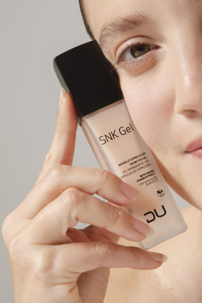 SNK Gel DU Cosmetics en envase airless de 30 ml, gel antiarrugas con veneno de serpiente para arrugas de expresión.