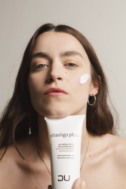 Vitaoligo Plus DU Cosmetics en tubo de 200 ml, crema nutritiva con flavonoides de uva y vitamina E para piel seca.