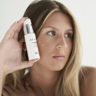 NiaC Serum de DU Cosmetics en frasco airless de 35 ml, sérum facial con niacinamida y vitamina C para pieles grasas o con imperfecciones.