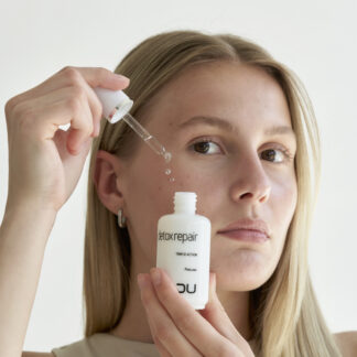 Detox Peeling DU Cosmetics en frasco con gotero de 50 ml, exfoliante químico con AHA, BHA y PHA para renovación celular intensiva.