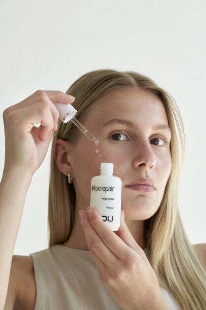 Detox Peeling DU Cosmetics en frasco con gotero de 50 ml, exfoliante químico con AHA, BHA y PHA para renovación celular intensiva.