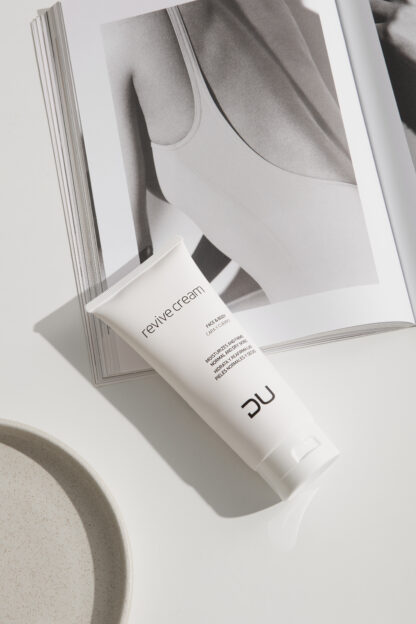 Revive Cream DU Cosmetics en tubo de 200 ml, crema multiactiva reafirmante y regeneradora para rostro y cuerpo.