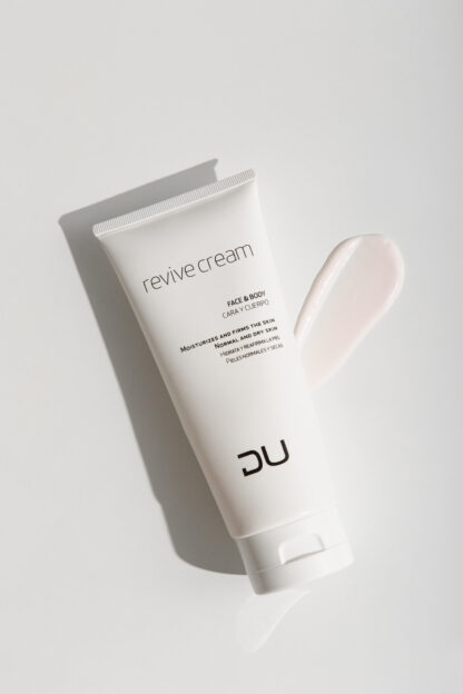 Revive Cream DU Cosmetics en tubo de 200 ml, crema multiactiva reafirmante y regeneradora para rostro y cuerpo.