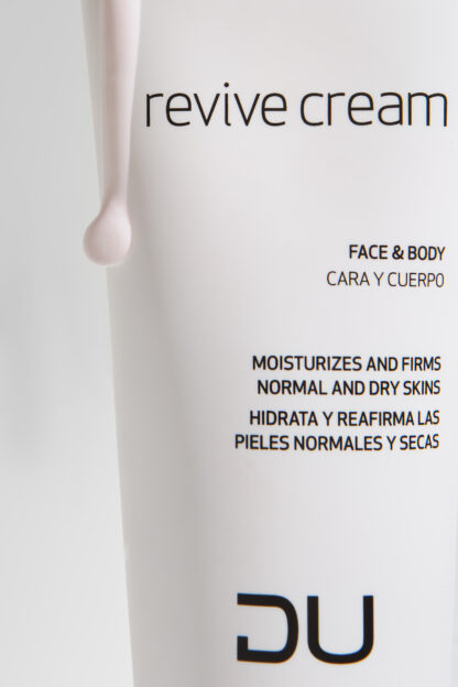 Revive Cream DU Cosmetics en tubo de 200 ml, crema multiactiva reafirmante y regeneradora para rostro y cuerpo.