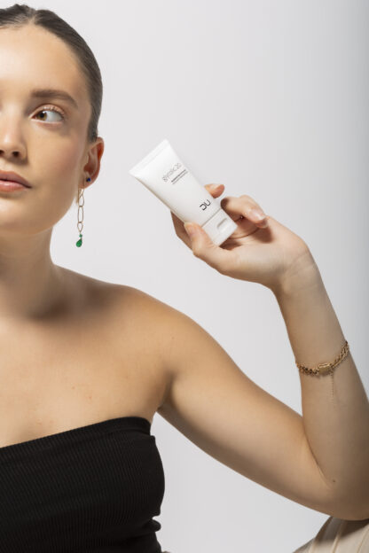 Glycolic 20 DU Cosmetics en tubo de 50 ml, exfoliante con 20% de ácido glicólico para renovar y purificar la piel.