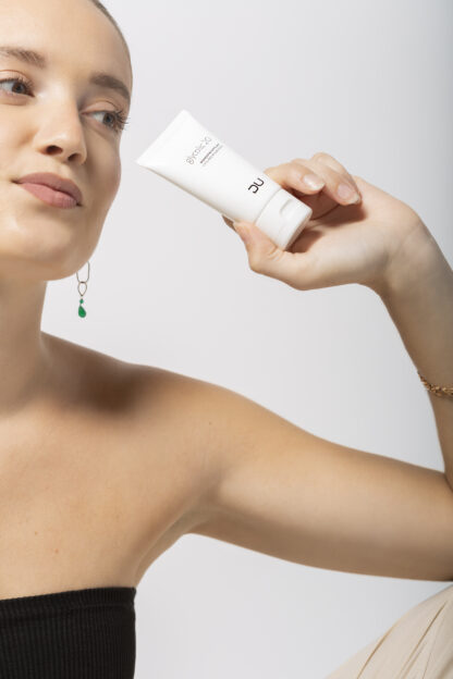 Glycolic 20 DU Cosmetics en tubo de 50 ml, exfoliante con 20% de ácido glicólico para renovar y purificar la piel.