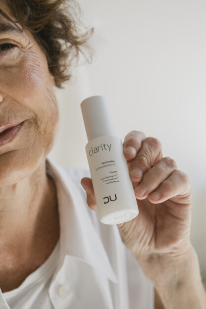 Clarity Cream DU Cosmetics en frasco de 50 ml, crema despigmentante con vitamina C, arbutina y activos iluminadores.