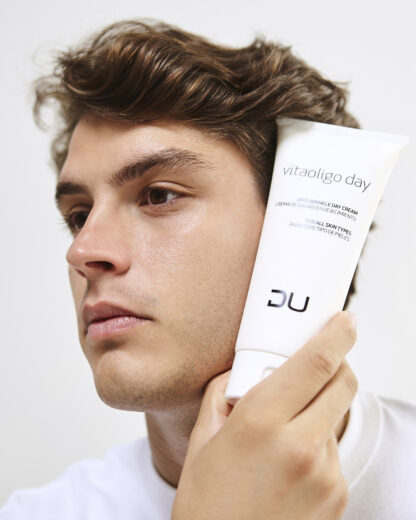 Vitaoligo Day DU Cosmetics en tubo de 200 ml, crema hidratante con ácido hialurónico, colágeno e isoflavonas de soja.