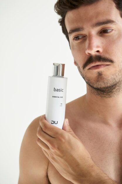 Leche Limpiadora DU Cosmetics en envase blanco de 200 ml, para todo tipo de pieles.