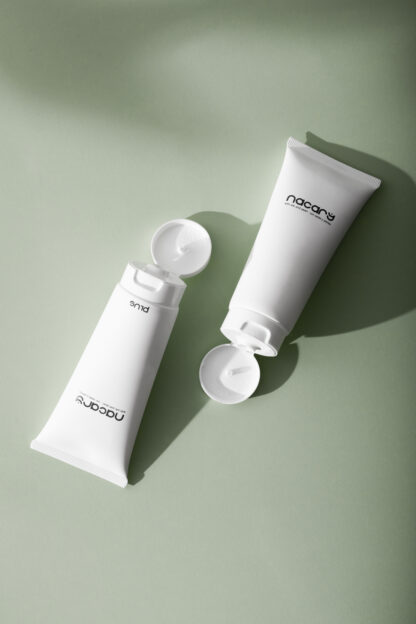 Imagen del producto Nacary Cream de DU Cosmetics. Crema regenerante formulada con polvo de perla, proteínas de seda primaveral, Antarcticine y hexapéptido Serilesine, que mejoran la síntesis de colágeno, refuerzan la barrera cutánea y previenen la aparición de arrugas. Aporta suavidad, luminosidad y elasticidad a todo tipo de piel, incluso sensible.