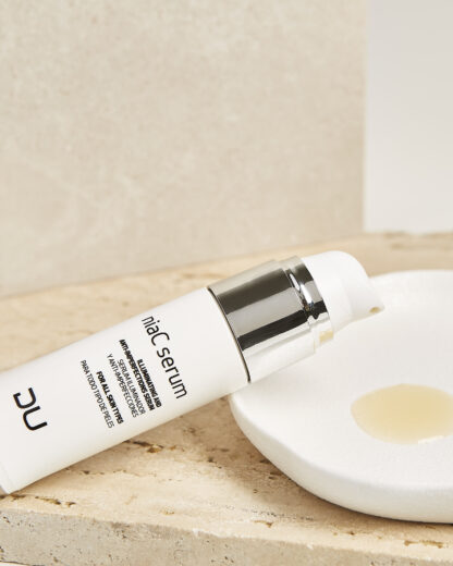 NiaC Serum de DU Cosmetics en frasco airless de 35 ml, sérum facial con niacinamida y vitamina C para pieles grasas o con imperfecciones.