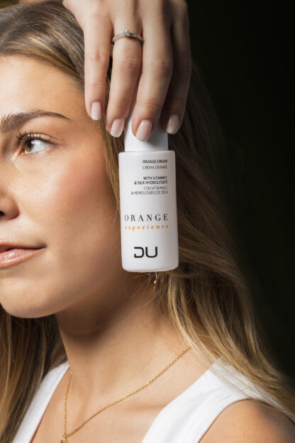 Orange Cream DU Cosmetics en envase de 50 ml, crema hidratante multivitamínica con extracto de naranja y seda.