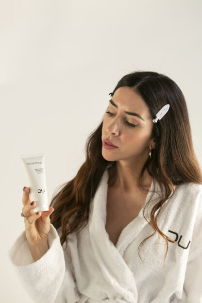 Resveracream DU Cosmetics en tubo de 100 ml, crema antioxidante de día con 30 activos antiaging y efecto booster.