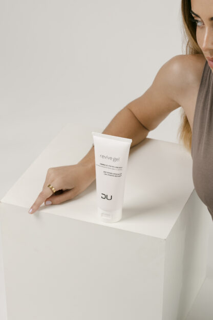 Revive Gel DU Cosmetics en tubo de 200 ml, gel reafirmante liposomado con colágeno vegetal y ácido hialurónico.