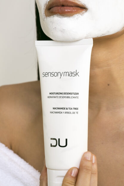 Sensory Mask DU Cosmetics en tubo de 200 ml, mascarilla descongestiva con árbol de té y niacinamida.