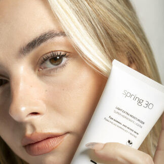 Spring 30 DU Cosmetics en tubo de 100 ml, hidratante ligera con FPS 30 para pieles normales y grasas.