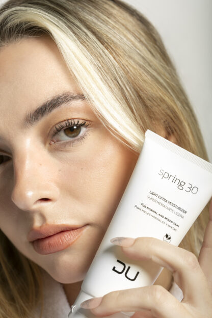 Spring 30 DU Cosmetics en tubo de 100 ml, hidratante ligera con FPS 30 para pieles normales y grasas.