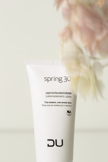 Spring 30 DU Cosmetics en tubo de 100 ml, hidratante ligera con FPS 30 para pieles normales y grasas.