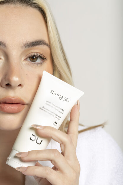 Spring 30 DU Cosmetics en tubo de 100 ml, hidratante ligera con FPS 30 para pieles normales y grasas.
