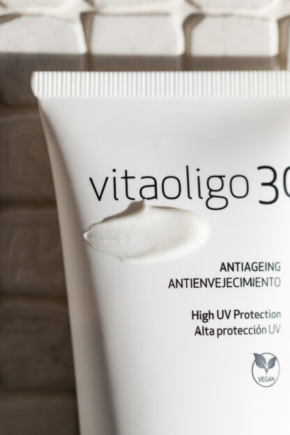 Vitaoligo 30 DU Cosmetics en tubo de 100 ml, crema hidratante con alta protección solar y extractos vegetales calmantes.