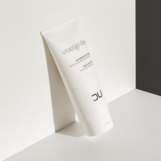 Vitaoligo Day DU Cosmetics en tubo de 200 ml, crema hidratante con ácido hialurónico, colágeno e isoflavonas de soja.