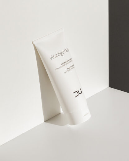 Vitaoligo Day DU Cosmetics en tubo de 200 ml, crema hidratante con ácido hialurónico, colágeno e isoflavonas de soja.