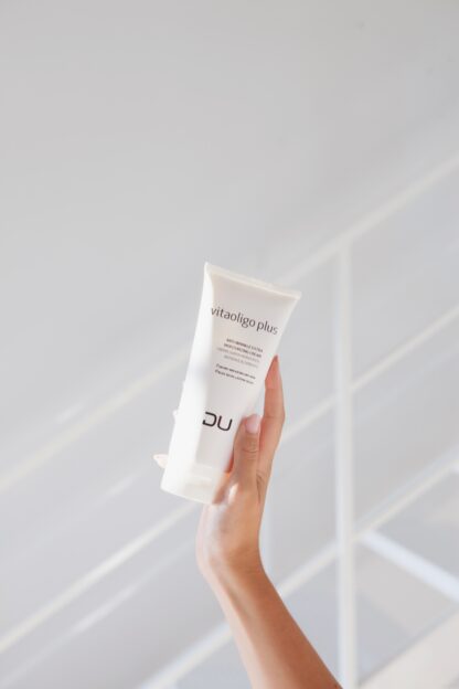 Vitaoligo Plus DU Cosmetics en tubo de 200 ml, crema nutritiva con flavonoides de uva y vitamina E para piel seca.