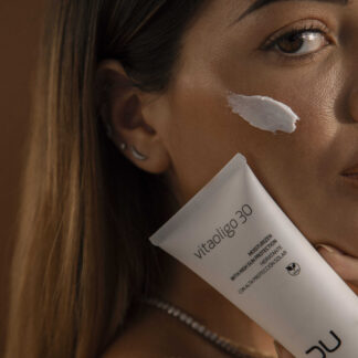Vitaoligo 30 DU Cosmetics en tubo de 100 ml, crema hidratante con alta protección solar y extractos vegetales calmantes.