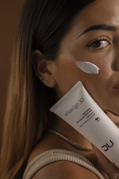 Vitaoligo 30 DU Cosmetics en tubo de 100 ml, crema hidratante con alta protección solar y extractos vegetales calmantes.
