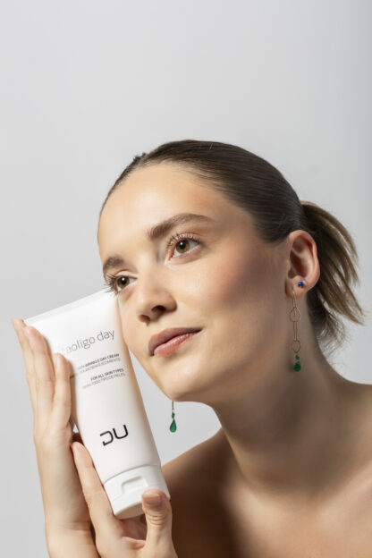 Vitaoligo Day DU Cosmetics en tubo de 200 ml, crema hidratante con ácido hialurónico, colágeno e isoflavonas de soja.