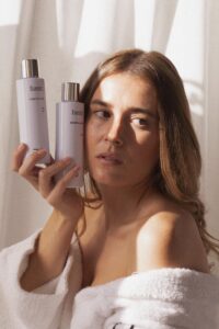 Leche Limpiadora y Loción DU Cosmetics de la línea Basic, envases blancos de 200 ml.