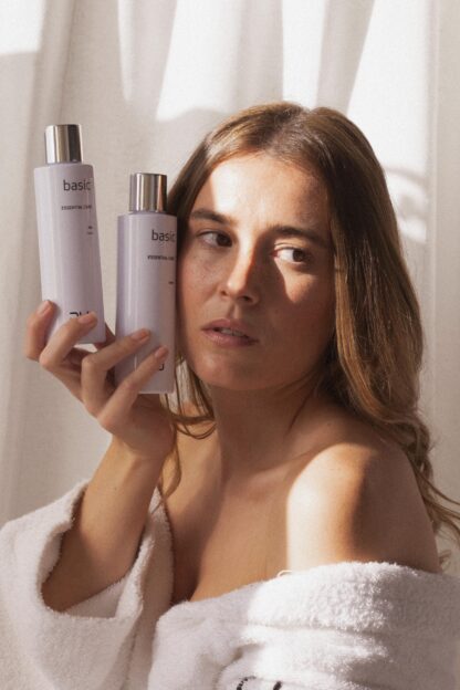 Leche Limpiadora y Loción DU Cosmetics de la línea Basic, envases blancos de 200 ml.