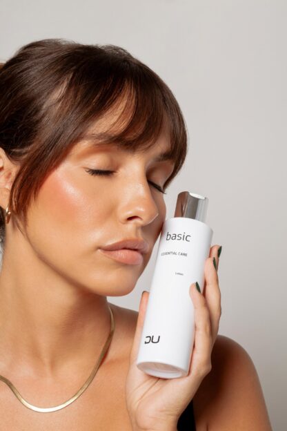 Loción DU Cosmetics sin alcohol en envase blanco de 200 ml, hidratante facial para todo tipo de pieles.