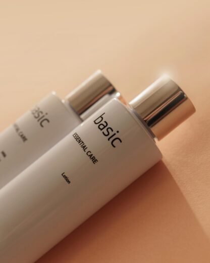 Leche Limpiadora y Loción DU Cosmetics de la línea Basic, envases blancos de 200 ml.