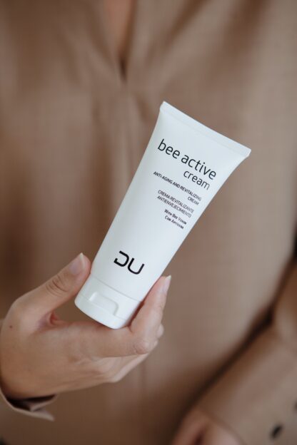 Envase de Bee Active Cream de DU Cosmetics, crema facial con apitoxina y jalea real para piel madura.