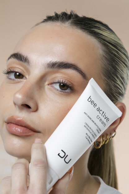 Envase de Bee Active Cream de DU Cosmetics, crema facial con apitoxina y jalea real para piel madura.