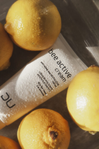 Envase de Bee Active Cream de DU Cosmetics, crema facial con apitoxina y jalea real para piel madura.