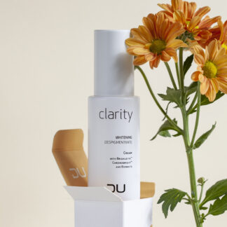 Clarity Cream DU Cosmetics en frasco de 50 ml, crema despigmentante con vitamina C, arbutina y activos iluminadores.