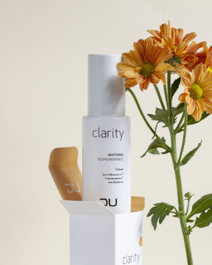 Clarity Cream DU Cosmetics en frasco de 50 ml, crema despigmentante con vitamina C, arbutina y activos iluminadores.