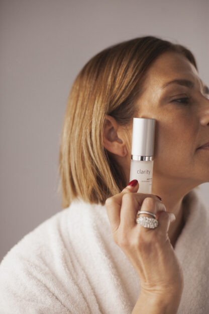 Clarity Serum DU Cosmetics en gotero de 15 ml, sérum iluminador con vitamina C para piel apagada y ojeras oscuras.
