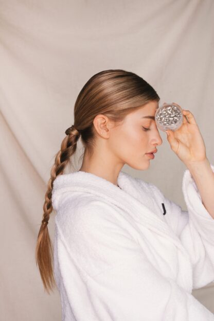 Lifting Drops DU Cosmetics en frasco con 50 lágrimas monodosis, antiarrugas con Argireline para contorno de ojos y labios.