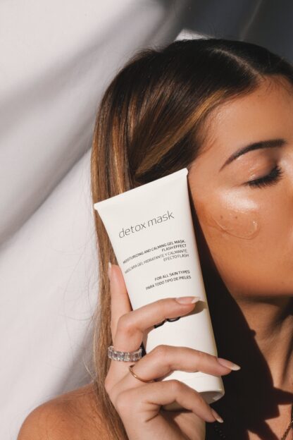 Detox Mask DU Cosmetics en tubo de 200 ml, mascarilla gel hidratante y calmante con efecto flash.